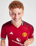 ADIDAS MANCHESTER UNITED FC 2025/26 HOME SHIRT JUNIOR